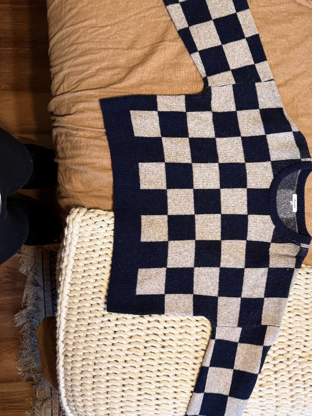 Women's Checkered Sweater - Picture 3 of 5